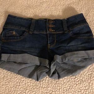 Super cute denim shorts!